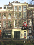 905215 Gezicht op de voorgevel van het pand Weerdsingel O.Z. 33 te Utrecht, met op het balkonnetje een opblaaskerstman.